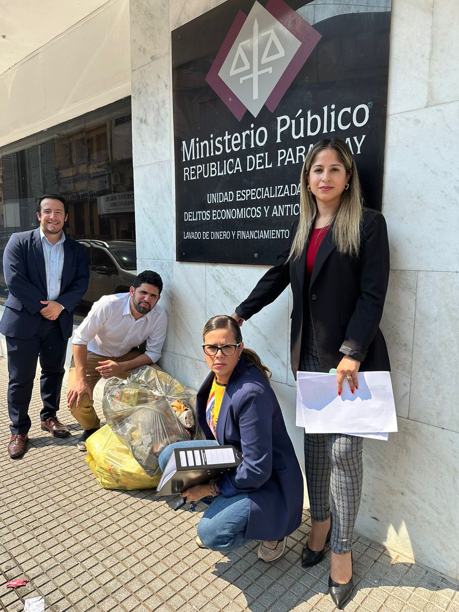 KattyaGonzalez9's tweet photo. Presentamos una denuncia penal por lesión de confianza y estafa cometidos en el Instituto de Previsión Social.

Mientras en los hospitales faltan insumos, medicamentos, falta atención de calidad y siguen deshumanizando a los asegurados, en época de campaña usaron y abusaron de los cupos de combustible de la previsional para fines políticos.

La salud está en manos de gente sin escrúpulos y criminales y esto no va a quedar impune.