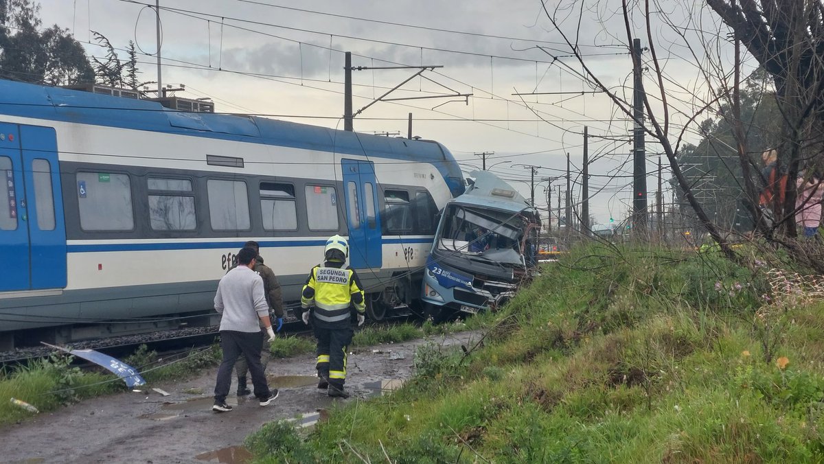 Cooperativa's tweet photo. Taxibús que chocó con el biotrén tenía la revisión técnica vencida: Alcalde de San Pedro de la Paz es dueño del 33% de la empresa #CooperativaContigo https://t.co/vBHvVevQwS https://t.co/0J82kmdQaJ