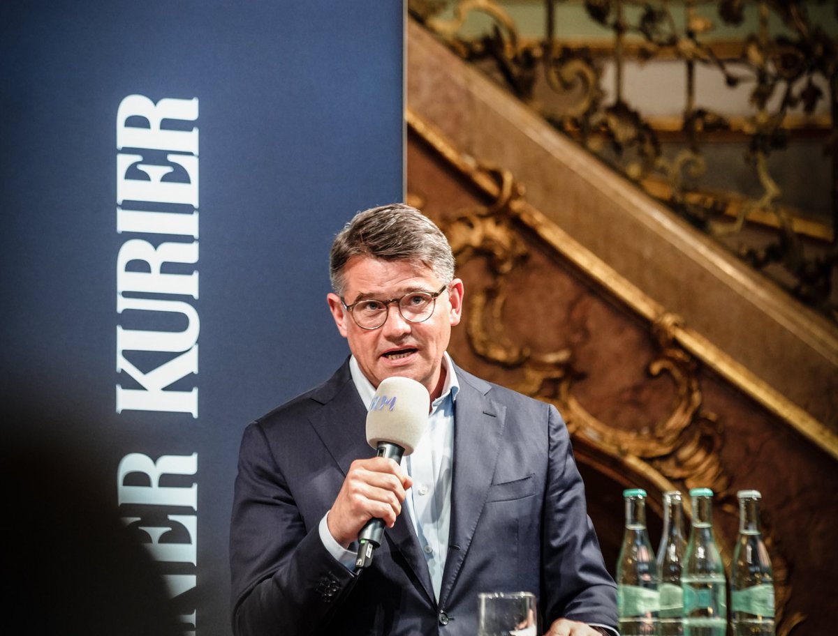 Wir brauchen endlich die Vorratsdatenspeicherung gegen Kinderschänder im Internet <a href="/NancyFaeser/">Nancy Faeser</a> . Wir gehen entschieden vor gegen häusliche Gewalt und haben in Hessen eine Fußfessel für Frauenschläger eingeführt. #VRMtriell #ltw23