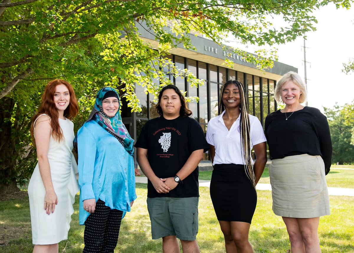 WIU_GenExpPsych's tweet photo. Yearly school photos! A few of our psych professors and the first and second years in our GEP program! #wiu #psychtwitter #psychmasters https://t.co/TP1jcBIdvg
