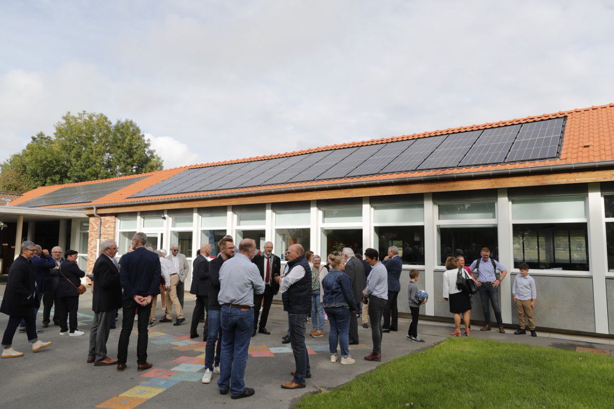 christianpoiret's tweet photo. Dans un village, l’école est un pilier de notre République ! Les enfants de #Socx ont désormais une école rénovée ! 

Le @departement59 est heureux de contribuer à offrir aux jeunes Nordistes ce nouvel équipement via son aide départementale aux villages et bourgs.

Vive le #Nord !