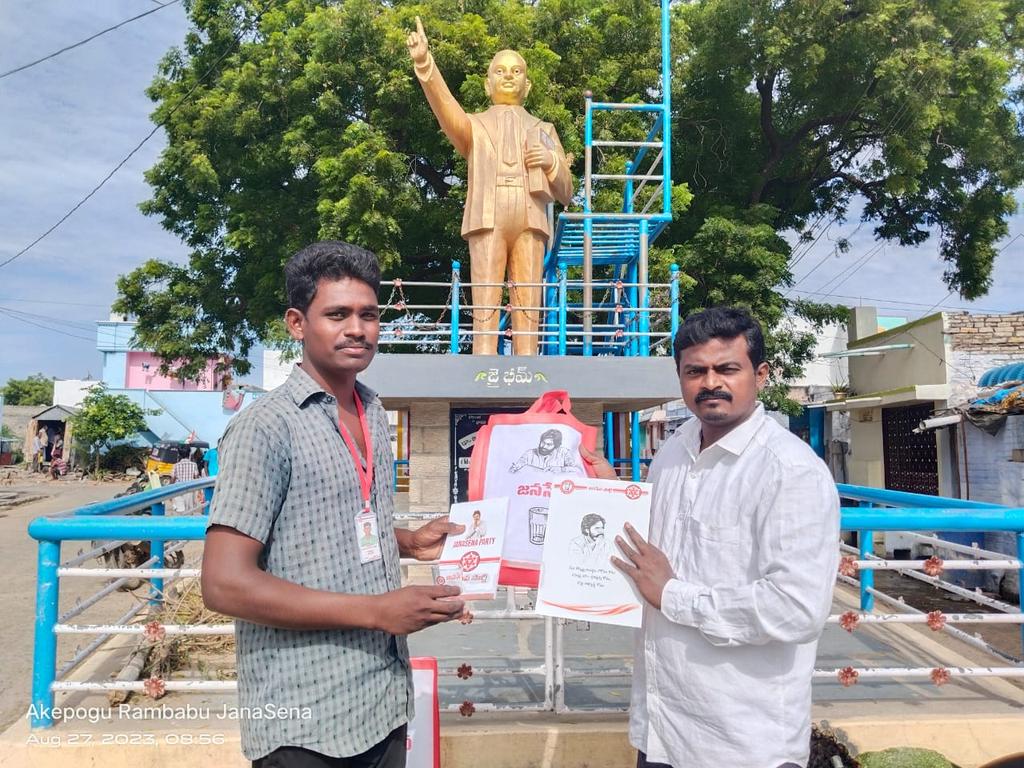 akepogu_babu's tweet image. కర్నూలు జిల్లా కోడుమూరు నియోజకవర్గం  ఈరోజు అనగా 1-9 2023 జనసేన పార్టీ క్రియాశీలక సభ్యత్వాలు తీసుకున్న సభ్యులకు కర్నూలు  మండలం  జనసైనికులకు సభ్యత్వం కిట్లు ఇవ్వడం జరిగింది.
@PawanKalyan 
@mnadendla
@NagaBabuOffl
@JanaSenaParty
@JSPShatagniTeam
@akepogu_babu
#JSPMembershipPhase3