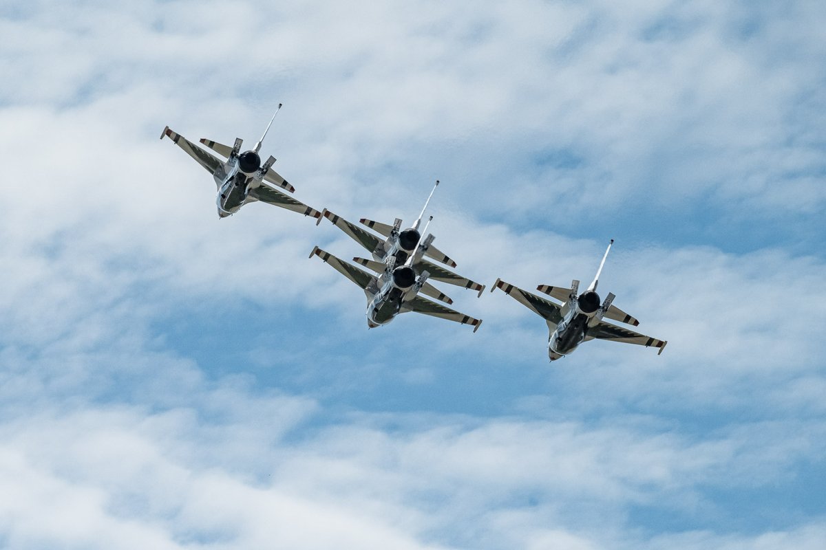 aluisius's tweet photo. The lead solo separated from the main group while the others made a few loops around the center stage.
#powerontheprairie #siouxfalls #sodak #southdakota #airshow #hifromsd #thunderbirds https://t.co/8rx7EMDx8B