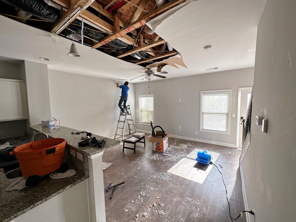 bluechiprestore's tweet photo. A before, during &amp; after of a living room damaged from a water line that wasn’t properly capped. We dried the area, replaced some water-logged ductwork, replaced the drywall &amp; flooring &amp; painted. We’ll show more of the work we did at this home over the next few weeks. #nashville https://t.co/LvA10WKQYw