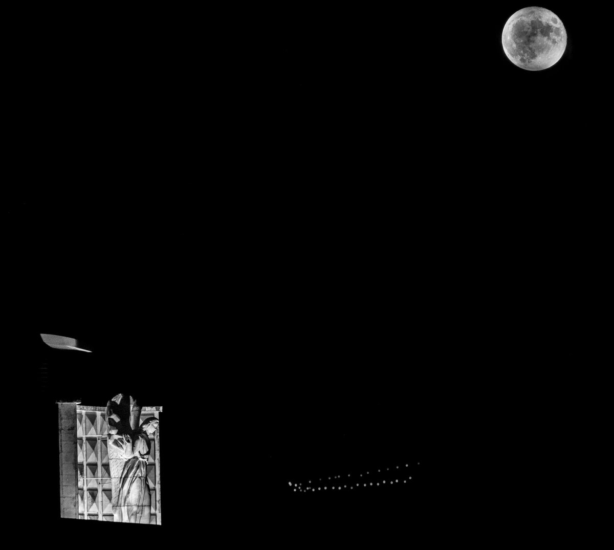 RafaelOjea's tweet photo. Anxo e lúa.
#photo @RafaelOjea 
#PENTAX #300mm #lúaazul2023 #LunaAzul #luaazul https://t.co/VyegWvCjql