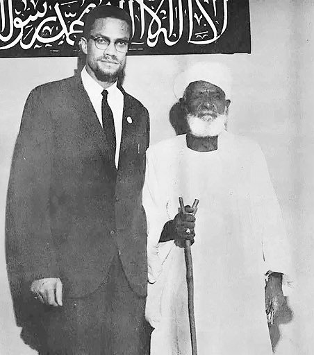 One_Dawah's tweet photo. Malcolm X (RH) and his Salafi Shaykh Ahmed Hassoun (RH) in Harlem, New York.

Shaykh Ahmed Hassoun would later perform the Janazah on him when he got assassinated.

May Allah have mercy on them and grant them Jannatul Firdaus. https://t.co/qApB3gHZBE