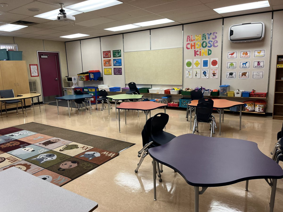 MsChenCoolCat's tweet photo. New year and new classroom! First day back to set up my new room. https://t.co/eZzdbeQF8b