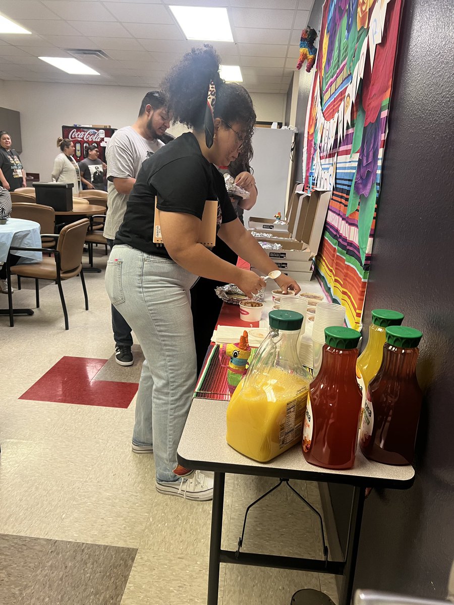 Our fabulous PTA spoiled our teachers before the long weekend! Breakfast tacos for the win to start the PD day! <a href="/FBEMustangs/">Farmers Branch Elementary School</a> <a href="/rlangston731/">Rachel Langston</a> <a href="/susanmachayo/">Susan Machayo</a> <a href="/CFBISD/">Carrollton-Farmers Branch ISD</a>