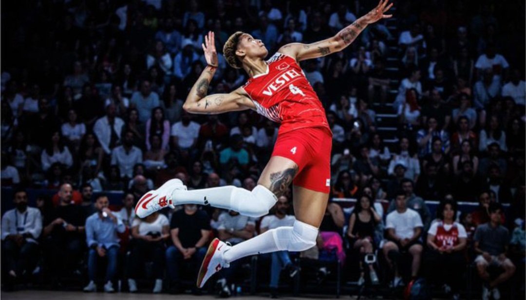 Vur şanlı silahınla gönül mülkü düzelsin;
Sen öldürüyorken de vururken de güzelsin! #FileninSultanları #FileninSultanlari