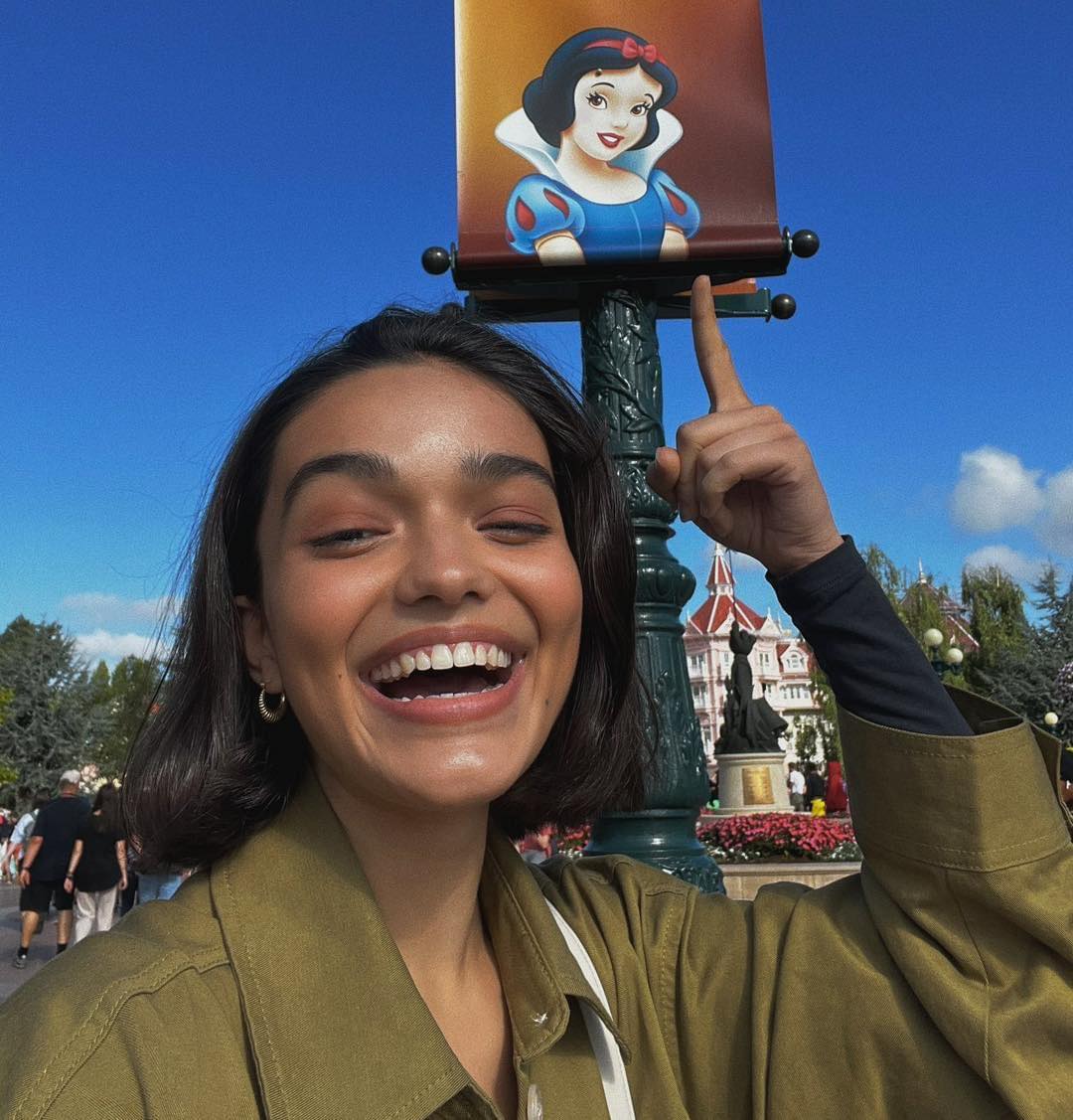 GossipRoomOff's tweet image. Rachel Zegler, 22 ans, la nouvelle Blanche Neige de Disney 🍎✨