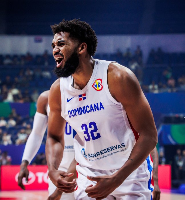 TheHoopCentral's tweet photo. Karl-Anthony Towns today:
39 Points
10 Rebounds
2 Blocks
1 Assist
100% FT https://t.co/op7WYd0qjP