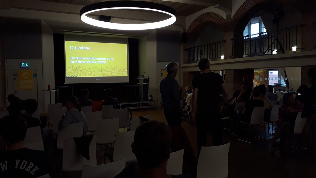 Zukunftsstadtde's tweet photo. #localzero Bundestreffen in Nürnberg:

Netzeerk lokaler Initiativen in über 90 Städten und Gemeinden, die vorcOrt Klimaentscheide organisieren und die kommunale Politik und Verwaltung zum Handeln antreiben, klimaneutrale Städte und Gemeinden herzustellen. https://t.co/cbQeiNmSNe