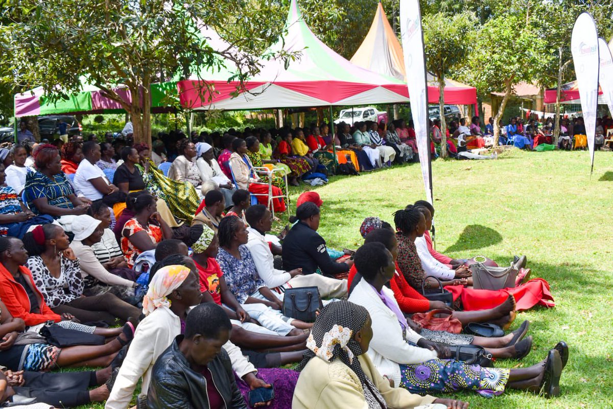 Beatricekemei_'s tweet photo. In partnership with @StateHouseKenya through the very able @ChiggaiCS and @Keninvest , I am glad that we have concluded our three day women program on economic empowerment and human rights sensitization.

The program has seen more than 3,000 women across the six sub counties https://t.co/fVKH9eoUcv