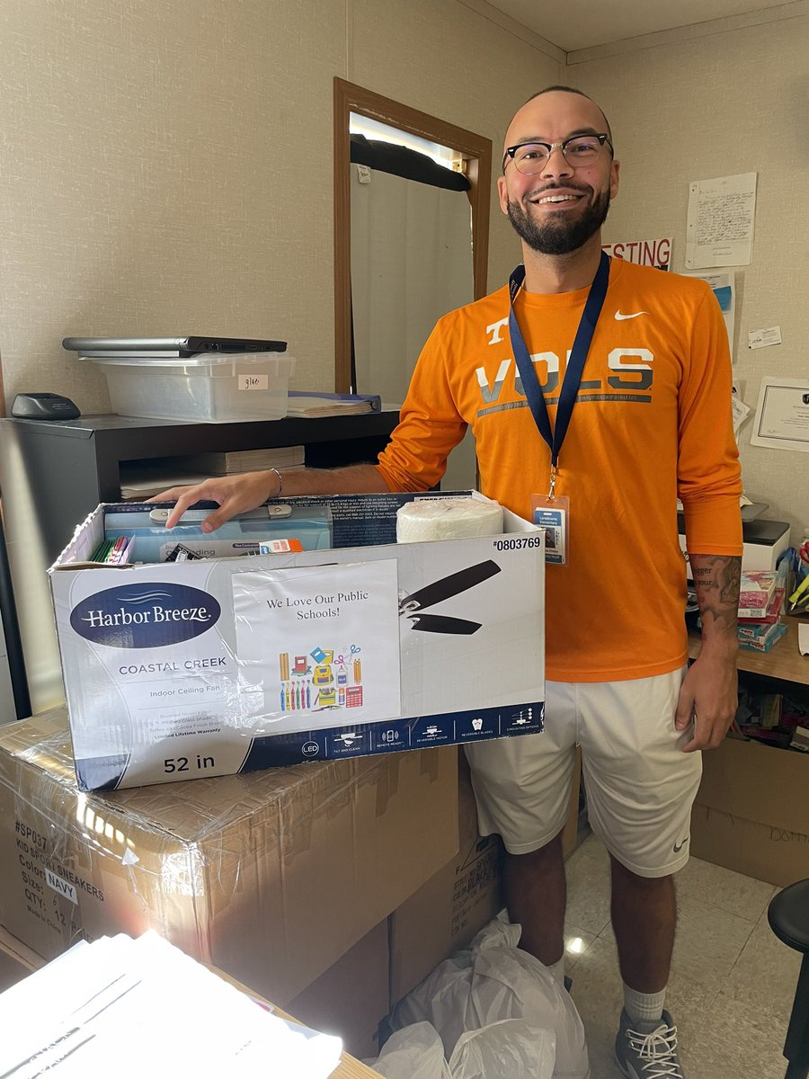 Chadaull's tweet photo. Today I had the privilege of delivering a box of school supplies to the Family Resource Center at Lansdowne Elementary. These items were collected by the @fayettedems Thank you to Mr. Owsley & to all our family resource youth service center directors #FCPSKY #FRYSC @FCPSKY https://t.co/Iufwpv9wKj