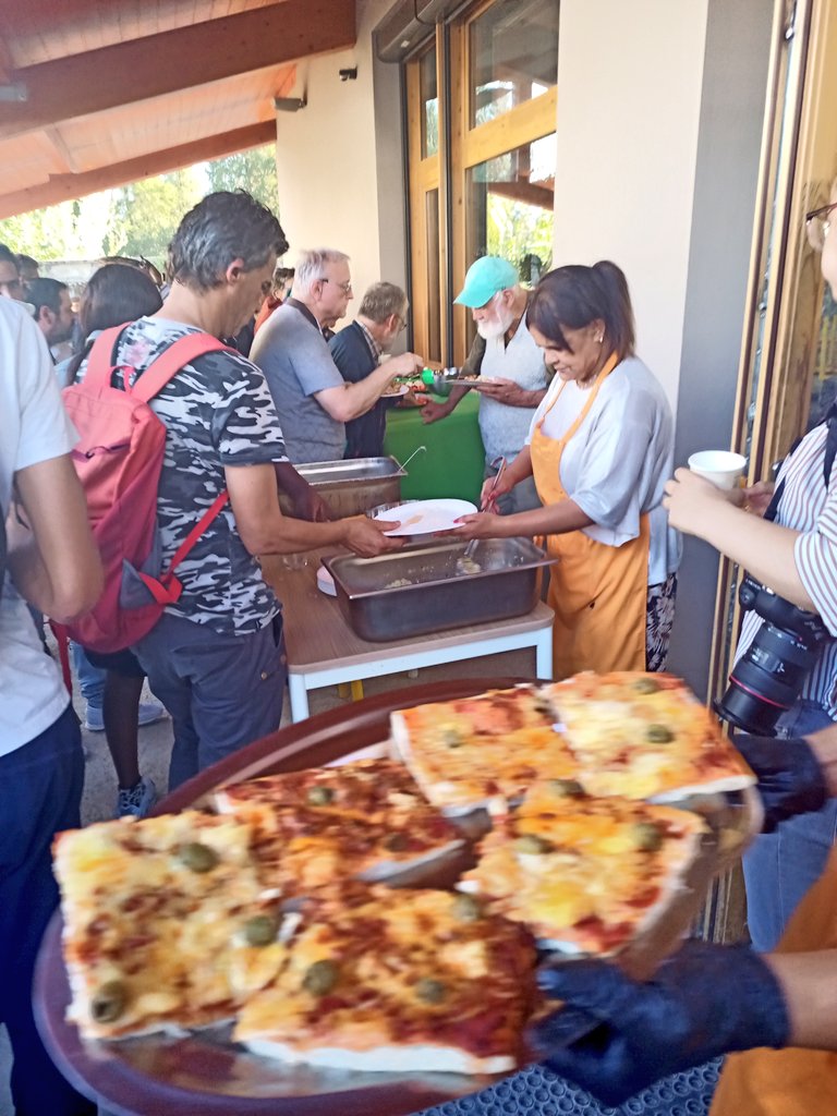 À #Grenoble la solidarité s'exprime aussi dans la citoyenneté : la 'Cuisine du Cœur', projet lauréat du #BudgetParticipatif 2019 (cuisine + food-truck solidaire), est aujourd'hui inaugurée par les bénévoles et les élues. 👏🥳
👉grenoble.fr/projet/537/157…
👉pointdeau.org