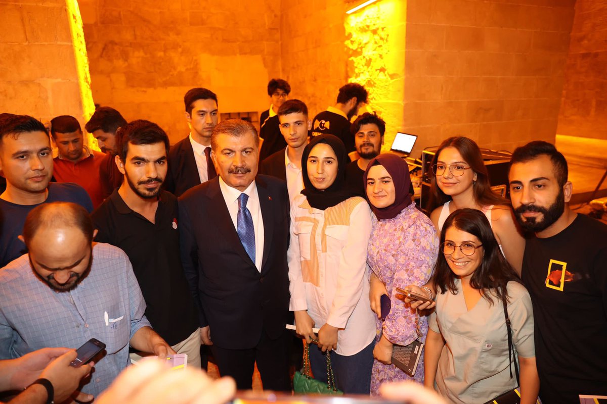 Mardin Artuklu Üniversitesi’nde eğitim gören gençlerle bir araya geldik. Arkadaşlarımıza tavsiyemiz şu oldu: Burada ister tıp okuyun ister mühendislik, ister ilahiyatta ister fen fakültesinde okuyun, bu kadim şehir Mardin’i mutlaka tahsil edin.