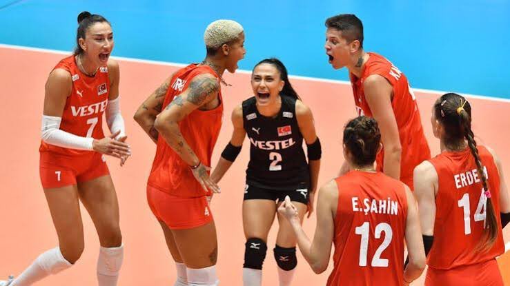 ajans_muhbir's tweet photo. 🔥🔥 #FileninSultanları İtalya’yı ezdi. Avrupa Voleybol Şampiyonası’nda finaldeyiz! 🇹🇷🇹🇷 https://t.co/38bO8P9qE2