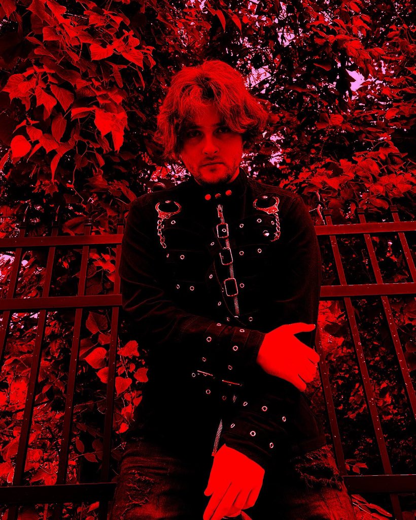 “Leave Me” is here 🖤 open.spotify.com/artist/2cjwLVL…