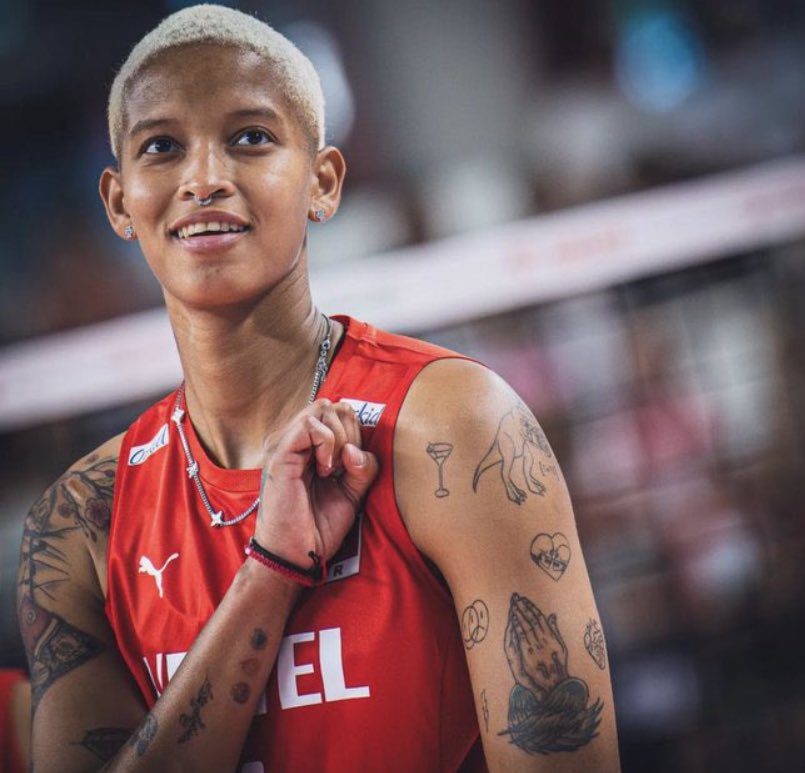 BaIkolik's tweet photo. Voleybol cok basit bir oyun, Vargasi olan kazanir. https://t.co/8vfeWG3Ewo