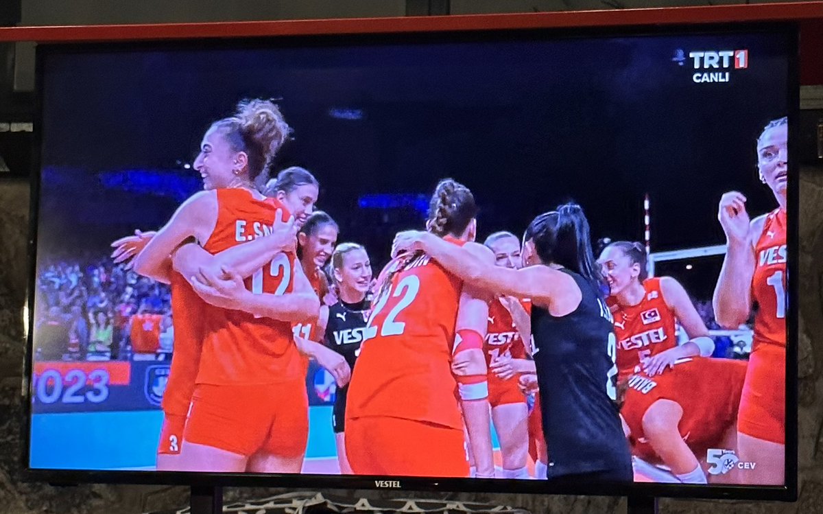 nihatsirdar's tweet photo. Finaldeyiz🇹🇷🇹🇷🇹🇷🇹🇷
Bravo kızlar.
Gururumuzsuz👏👏👏👏👏 https://t.co/RrZAjy9rxk