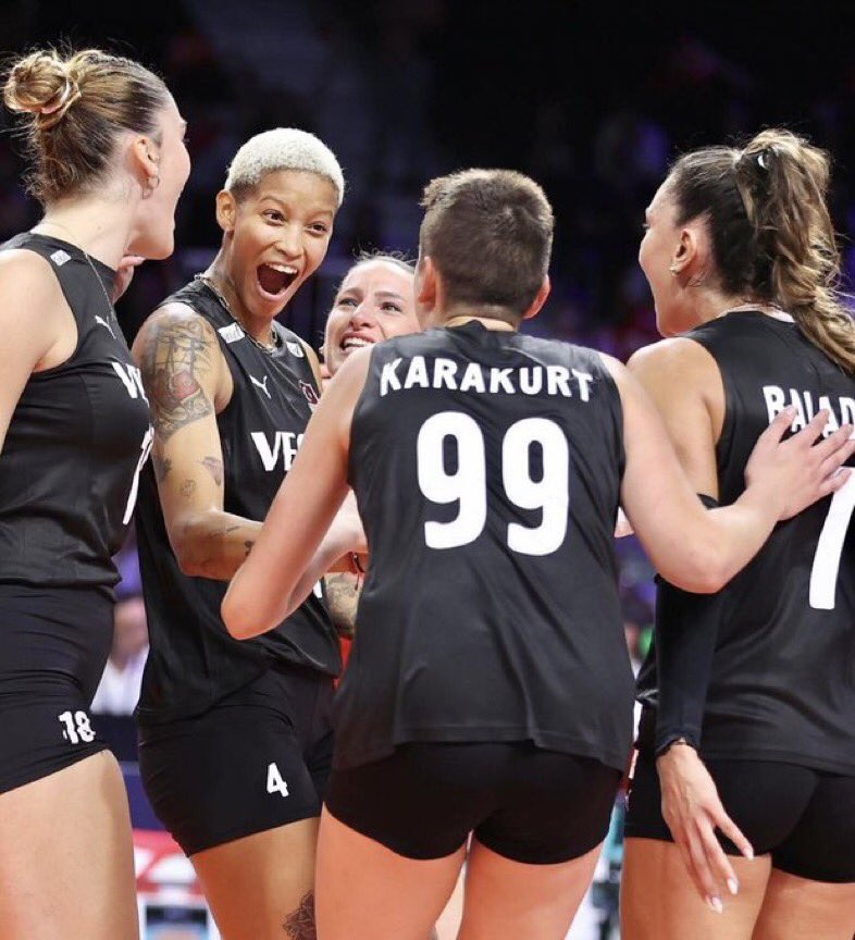 A Milli Kadın Voleybol Takımımız, Kadınlar Avrupa Şampiyonası yarı finalinde İtalya’yı setlerde 3-2 mağlup etti ve finale yükseldi! 🇹🇷😍👏