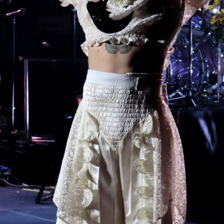 HSFEATURES's tweet photo. Harry Styles’ waist. https://t.co/2BMg78eHYZ
