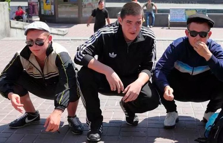 EBatunova's tweet photo. @HSkelsen Vestiti di "marca "abibas" di scarsa qualità prodotti in Cina riempivano il mercato dei paesi post-sovietici negli anni '90.  Erano spesso indossati dai gopnik.  Un tipico gopnik è un personaggio marginale non istruito, sempre con semi di girasole in bocca.  Questo spiega il logo https://t.co/ZWWvHgMFQb