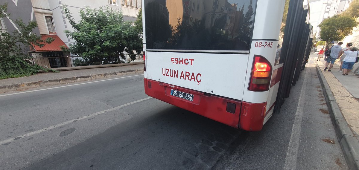 cencige's tweet photo. @eshotgm Kliması çalışmıyor. Motor ısısı yüzünden arka kapı bölgesi hamam gibi uzun zamandır böyle 443 Egekent-Bostanli hattı araç hakaretten yanmadan müdahale edelim. https://t.co/mG3Le6G8DP
