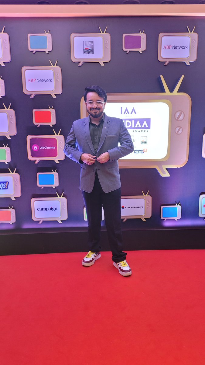 ArthVaishnav's tweet photo. In Bandra do as Ram Kapoor from Bandra does.
What say @NakuulMehta ??
#IndIAAawards https://t.co/m4v674NKzk