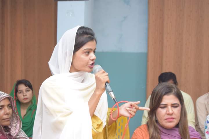 ParhyarSajida's tweet photo. ڊجيٽل آدمشماري، زمينن تي قبضن، وسيلن جي نيلامي، ڊيمن ۽ ڪينالن ذريعي سنڌ جي پاڻي تي ڌاڙن،  رياستي سرپرستي ۾ ڌاڙيل راڄ ۽ سنڌ جي وسيلن جي ڦرلٽ“ خلاف عوامي تحريڪ طرفان حيدرآباد ۾ منعقد ڪيل ڪانفرنس ۾ تقرير ڪندي.. https://t.co/YNKPcwggZJ