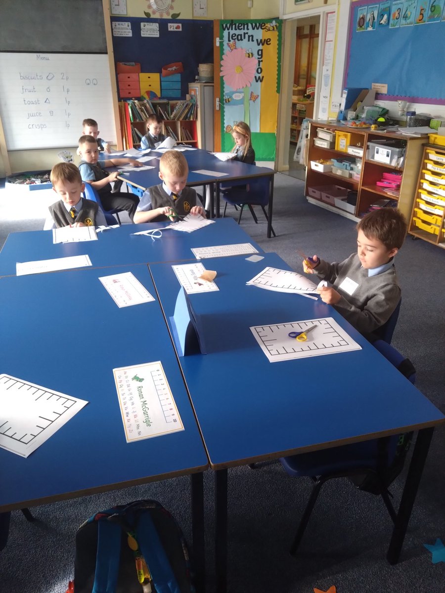 StMarysSeafar's tweet image. P1/2 trying really hard to work on their cutting skills today. 
#lifeskills #finemotordevelopment