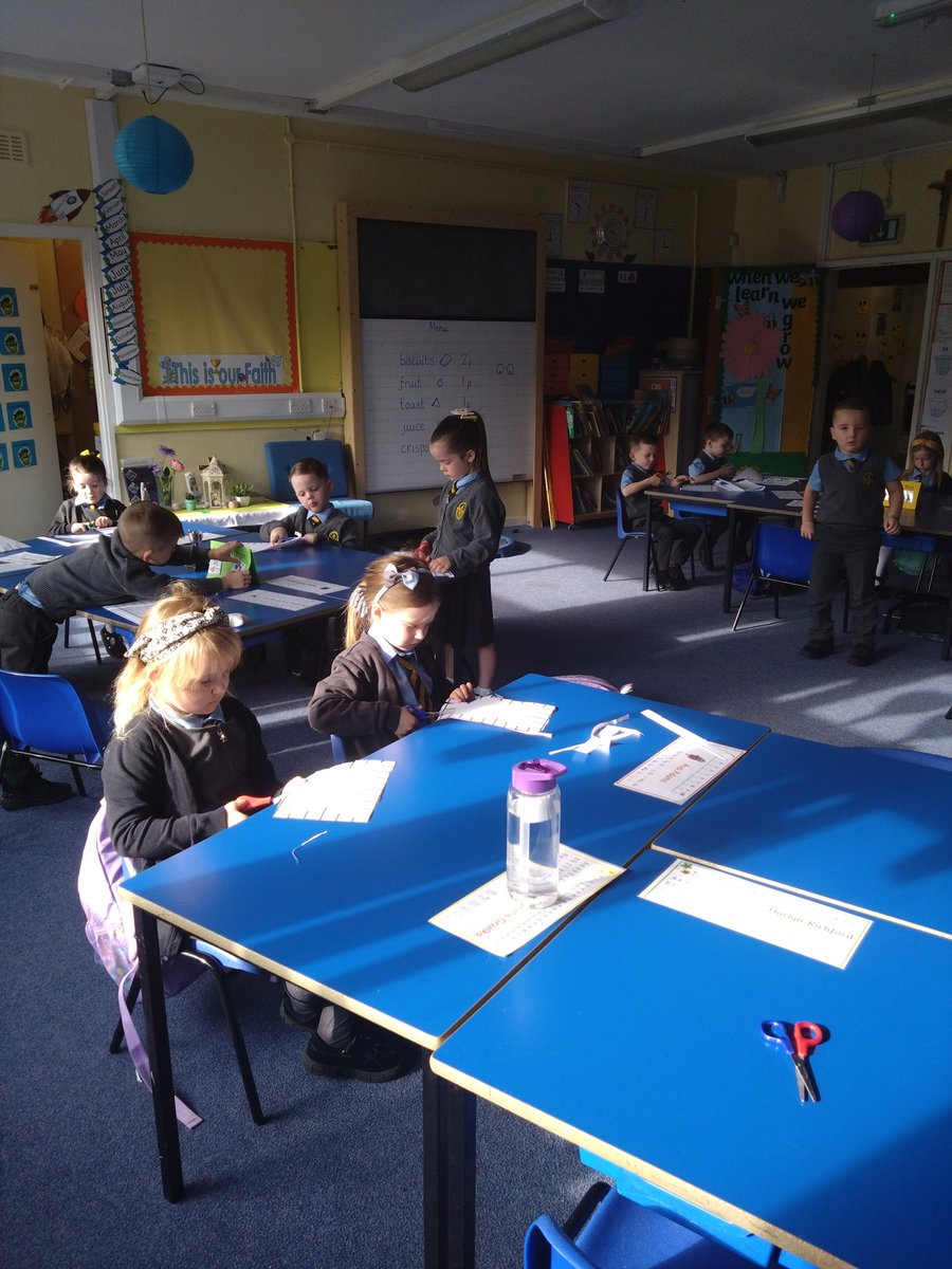 StMarysSeafar's tweet image. P1/2 trying really hard to work on their cutting skills today. 
#lifeskills #finemotordevelopment