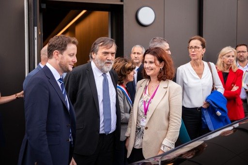 Th_Guimbaud's tweet photo. Avec @CBeaune à @strasbourg aux écluses de Gambsheim où l'on compte + de 60 passages de bateaux chaque jour. Le #Rhin est le 1er fleuve commercial d’#Europe ac 2/3 du trafic #fluvial européen et 17M de tonnes de marchandises côté français. Un atout majeur pr un fret + écologique. https://t.co/GIdhBufIkC