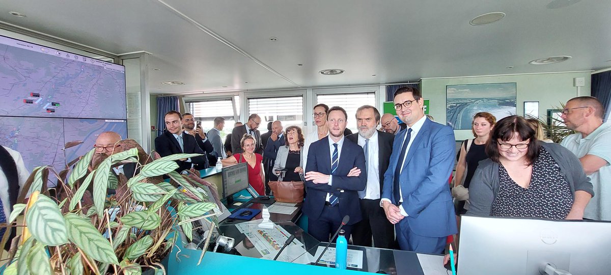 Th_Guimbaud's tweet photo. Avec @CBeaune à @strasbourg aux écluses de Gambsheim où l'on compte + de 60 passages de bateaux chaque jour. Le #Rhin est le 1er fleuve commercial d’#Europe ac 2/3 du trafic #fluvial européen et 17M de tonnes de marchandises côté français. Un atout majeur pr un fret + écologique. https://t.co/GIdhBufIkC