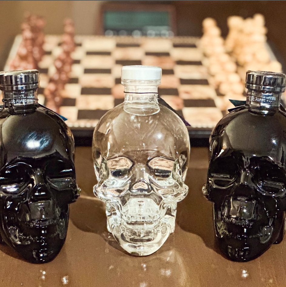 crystal_head's tweet photo. New game idea: every time you lose a piece, you take a drink. 

Photo by @jesttara 

#AmericanChessDay #Chess #CrystalHeadVodka #CrystalHead #Vodka #SkullHead #SkullVodka #DanAykroyd #VodkaForTheCreativeSpirit #Canadian https://t.co/fYvh2dRfdt