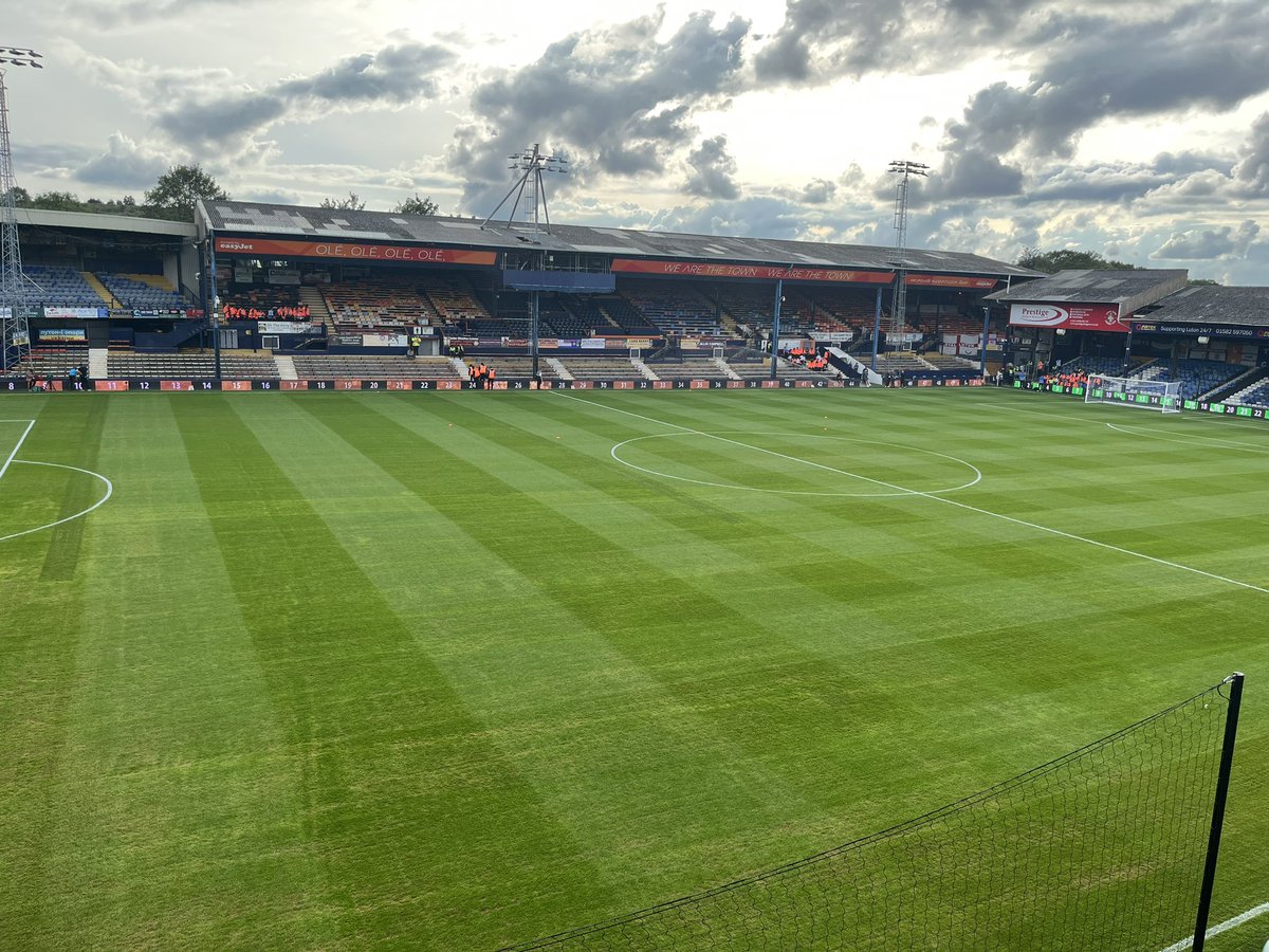 At Kenilworth Road for @LutonTown v @WestHam tonight. @LutonTown 1st ever home @premierleague game. A win for @WestHam will send them top tonight. Updates on - @IRNRadioNews @SkyNews radio from 8 ⚽️🎙️
