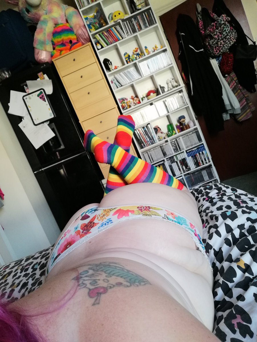 g33kyc0uple's tweet photo. Sneak preview of some new content coming soon to #fansly 💖💖😏 #altgirl #alternative #geeky #girlfriend #boyfriend #ukgirl #bbw #curvy #colourful #socks #rainbow #pawg #bigbootygirls #fyp #lewd #inked https://t.co/yAQJvAmBMq