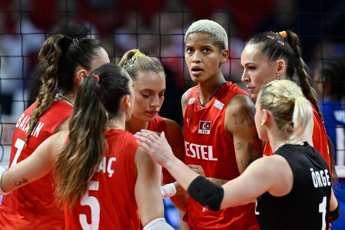 Neslihan Demir: "Dördüncü beşinci setin istatistiğine bakmaya gerek bile duymuyorum. Yüreğimiz kazandı çünkü. Biz ortaya yüreğimizi koyduk, yetti."