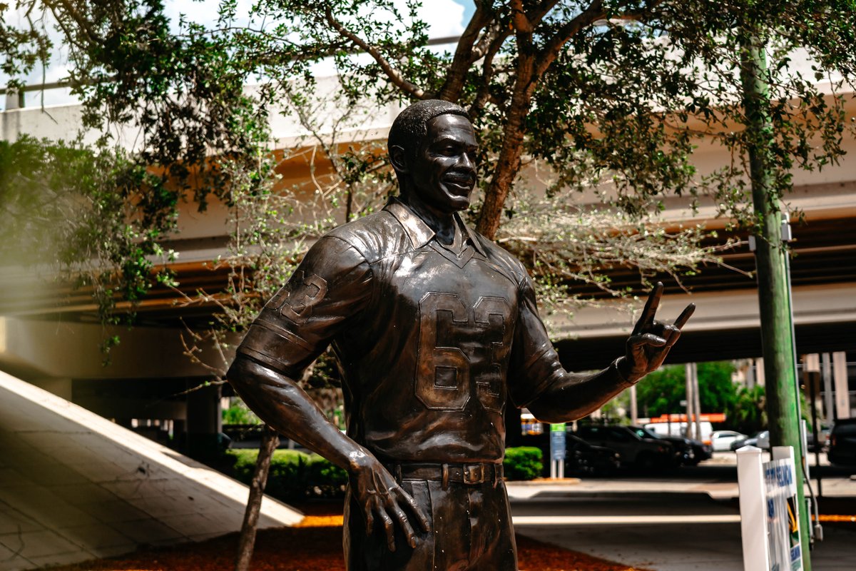 THEASelmon's tweet photo. Things that make us smile on the Greenway...😄 Heroic size statue of Lee Roy Selmon 😄 DOGS! 😄 Scooter Commuters 😄 #ActivatingSpaces #SelmonGreenway #WalkBikeDrive https://t.co/yAY0W5QOCL