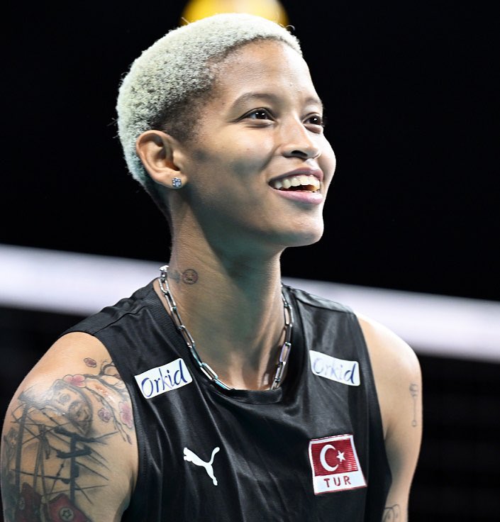 Ne maçtı ama… Kazanmaya devam ediyor ‘Filenin Sultanları.” 
Finaldeyiz! 
Vargas’ı ayrı tebrik ediyor ve kutluyorum bize ne izlettin… 😍 
Şampiyonluk yolunda Millilerimize yürekten başarılar dilerim! 👏

İçten ve Gönülden tebrik ederim #FileninSultanlari 
🇹🇷🇹🇷🇹🇷🇹🇷🇹🇷🇹🇷