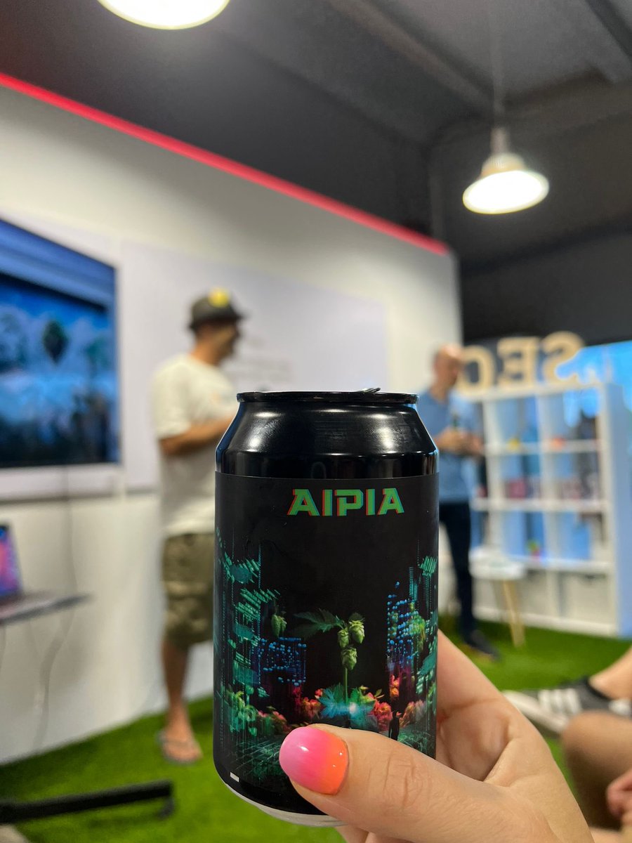 Acabo de tastar la cervesa més 🔝 barreja de tecnologia i artesania 🤯
Recepta generada amb ChatGPT i produïda a l'obrador de <a href="/whymbeer/">Whym</a> de <a href="/Vilablareix_cat/">Vilablareix</a> 
La podeu comprar a tecnocervesa.whym.cat
(L'IPA l'he trobat espectacular 🤫)