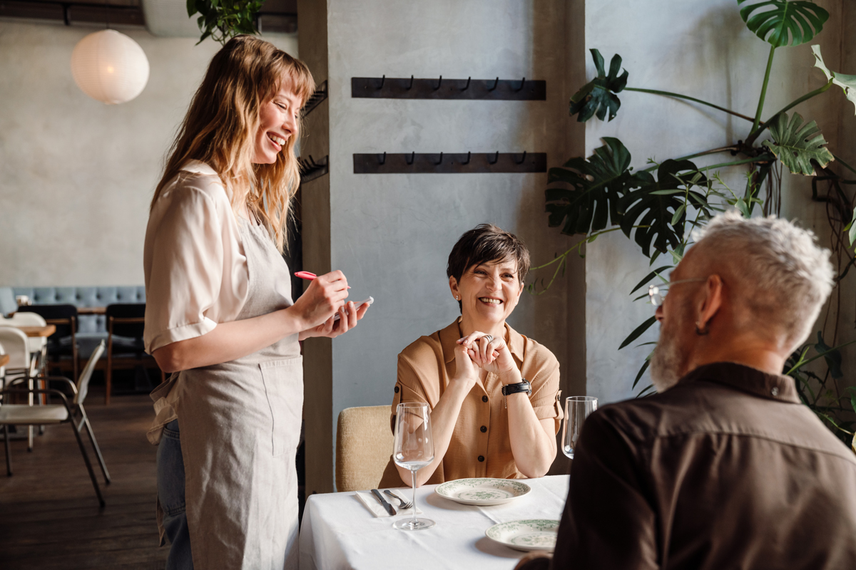 Onko englanninkielinen palvelu ravintoloissa, kahviloissa ja kaupoissa mielestäsi syrjivää ja haitallista? Allekirjoita vetoomus, jossa haastetaan sekä yrittäjät että asiakkaat omien kieltemme asialle:

adressit.com/allekirjoituks…
