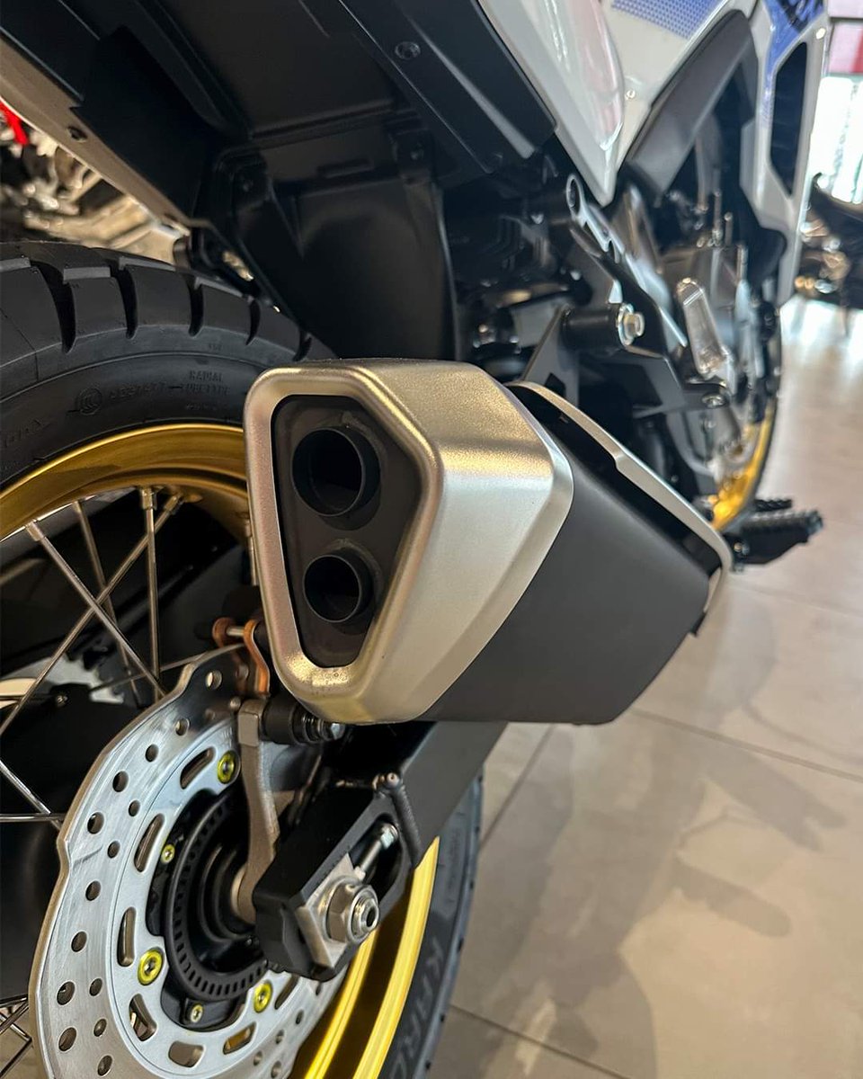 #Honda Transalp XL 750

Cada ruta se convierte en una experiencia inigualable con un motor de alto rendimiento y su diseño robusto conquistan cualquier terreno, mientras que su tecnología avanzada te mantiene conectado

¿Listo para descubrir un nuevo nivel de aventura?