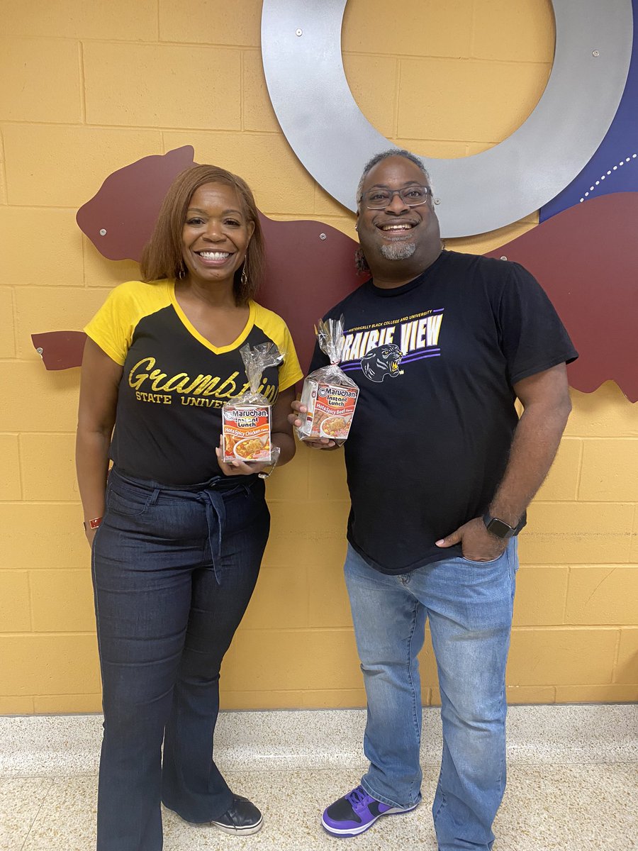 MrViltzMEd's tweet photo. Celebrating College Colors Day with a throwback College #StruggleMeal only at Big G! #HBCULove #GSWho #PVUKnow @Grantham_AISD @PVAMU @Grambling1901 #MyAldine #BuildingBridges @DrKimMonette https://t.co/fkvdvIe3jl