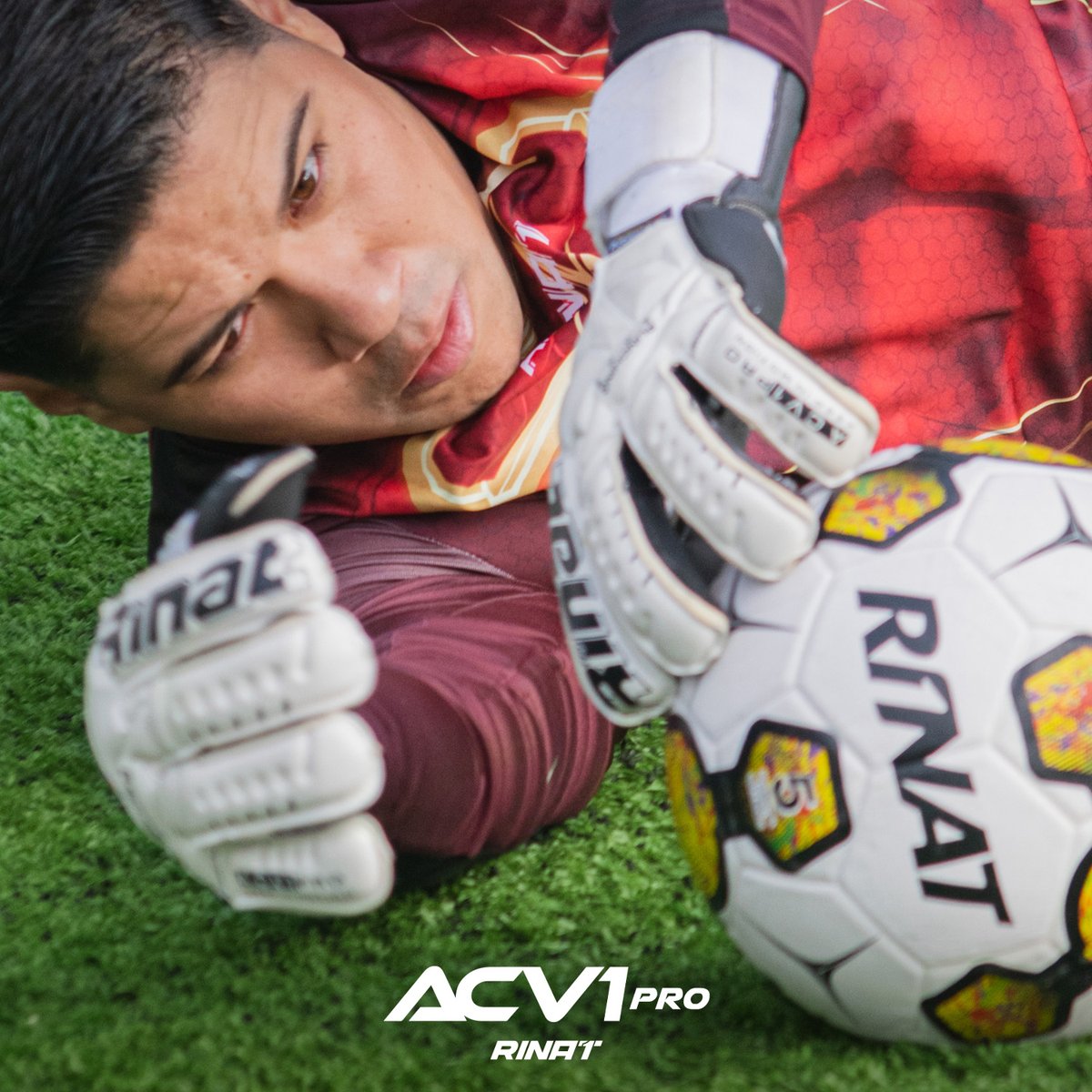 RinatOficial's tweet photo. Un cancerbero nunca está solo; tiene a su equipo y su determinación como aliados en la búsqueda de la victoria. No pierdas la oportunidad de luchar por tus sueños con los ACV1 PRO de Carlos Acevedo, disponibles en: https://t.co/fOB8H81yQS 🧤🥅⚽😎 #ACV1Pro #CarlosAcevedo https://t.co/l95TXNfqRP