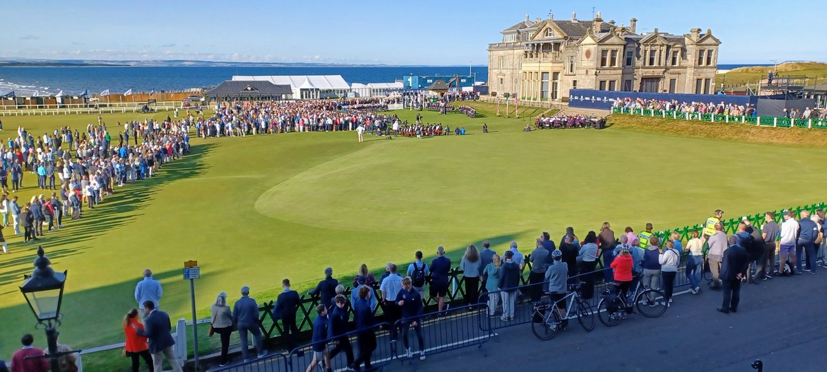 A lovely warm sunshine evening in St Andrews for @WalkerCup opening ceremony...Fore!

#walkercup #amateurgolf #golfoldcourse #golfstandrews