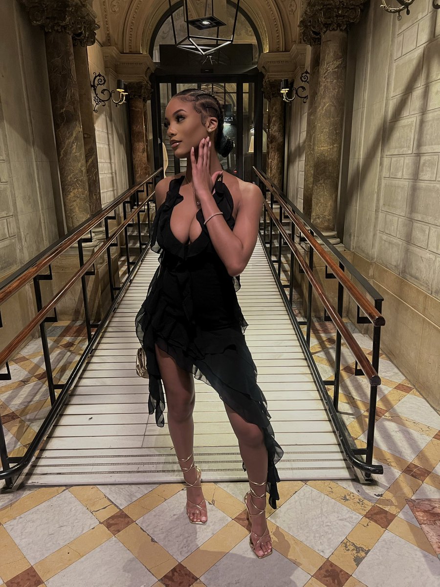 sharjadaa's tweet photo. Fly ass b***h takin fly ass trips x https://t.co/7jXQfI9FHM