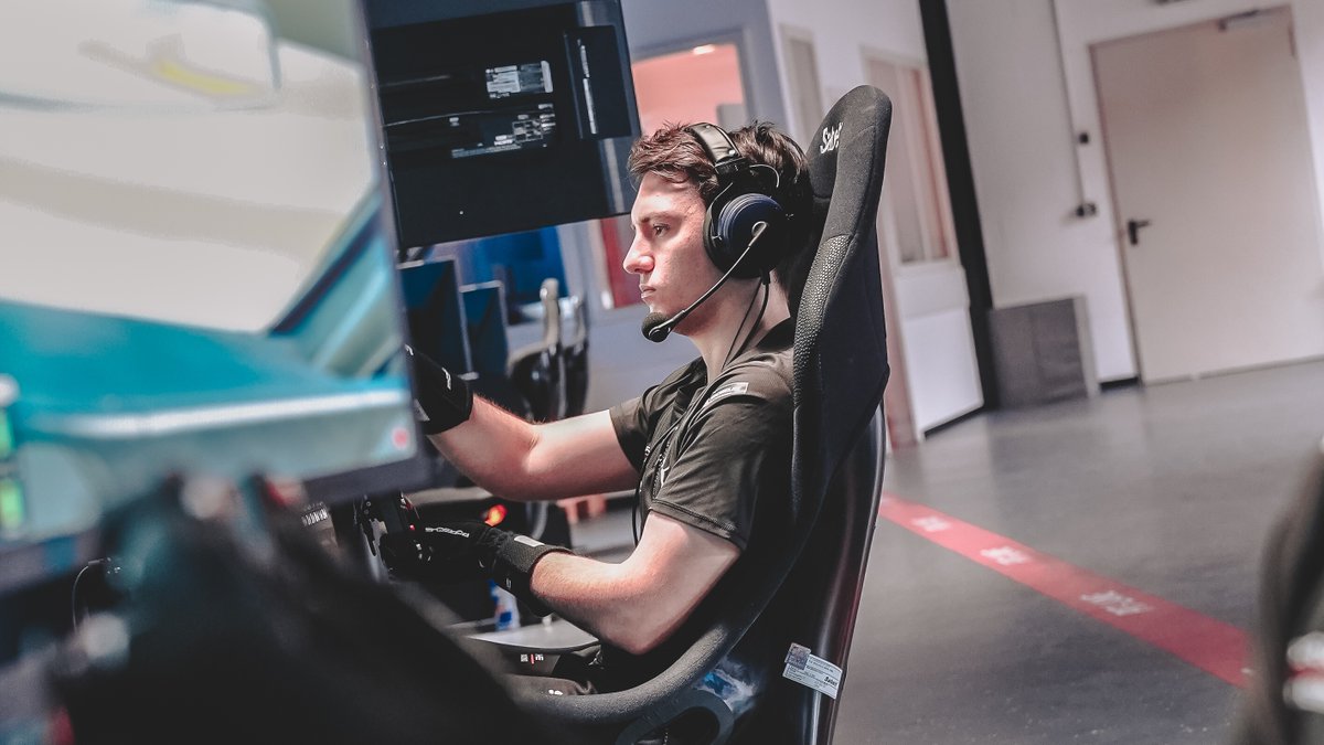 PorscheRaces's tweet photo. #ESLR1 - The #Porsche @CoandaEsports works drivers @JKRogers_92 and @Dayne_Warren have made it to the 1st final race of the @ESL_R1 Autumn Championship on the virtual #F1 circuit of @Autodromo_Monza. 

Start around 8:11 pm CEST - don't miss it!
#RecodeTheRace @RENNSPORT_gg https://t.co/pj6kmRusXF