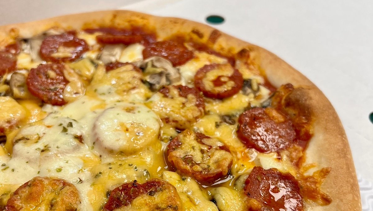 Harpo's Pale to wash down a cheesy, gooey No. 36 Bob's your uncle 🍕 Mozzarella cheese, tomato, onion, mushrooms, double pepperoni and cheddar cheese - Now that is a pizza!!!

#pizza #foodie #leeds #pepperoni #takeaway