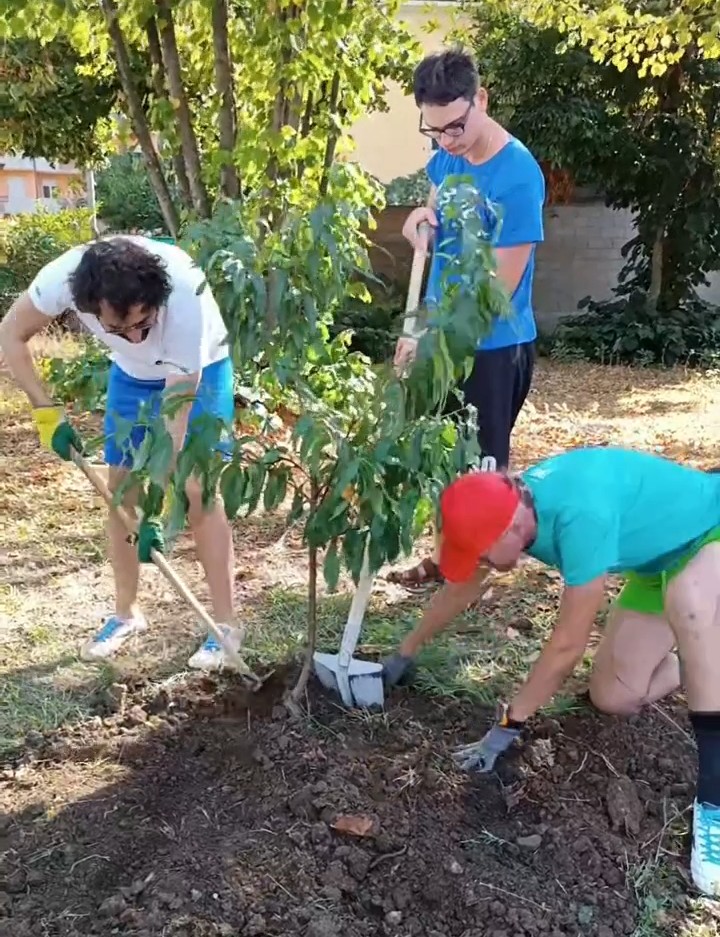 AD_eS_So's tweet photo. Finalmente i campisti possono scendere al mare e prepararsi all'ultimo pomeriggio di attività con Coop Liguria e Libera Terra. E poi con SPI CGIL per piantare nel giardino delle Casette Rosse il pesco in ricordo di Nicholas Green.
#memoriaeimpegno #liberaliguria https://t.co/MWyH0PI6Cs